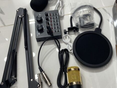 • طقم احترافي متكامل للبودكاست (ميكروفون , كارت صوت خارجي, كابلات التوصيل, حامل للمايكروفون)