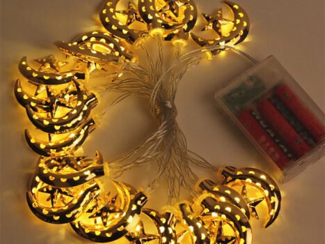 • زينة مصابيح على شكل نجوم وقمر