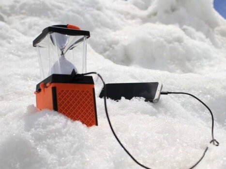 • مصباح وشاحن بالماء والملح