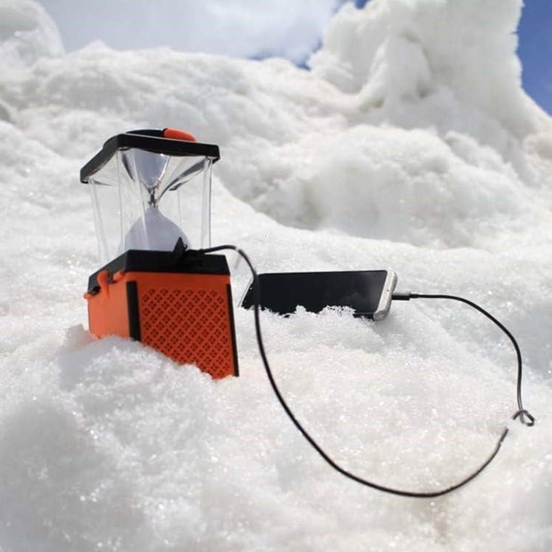 • مصباح وشاحن بالماء والملح