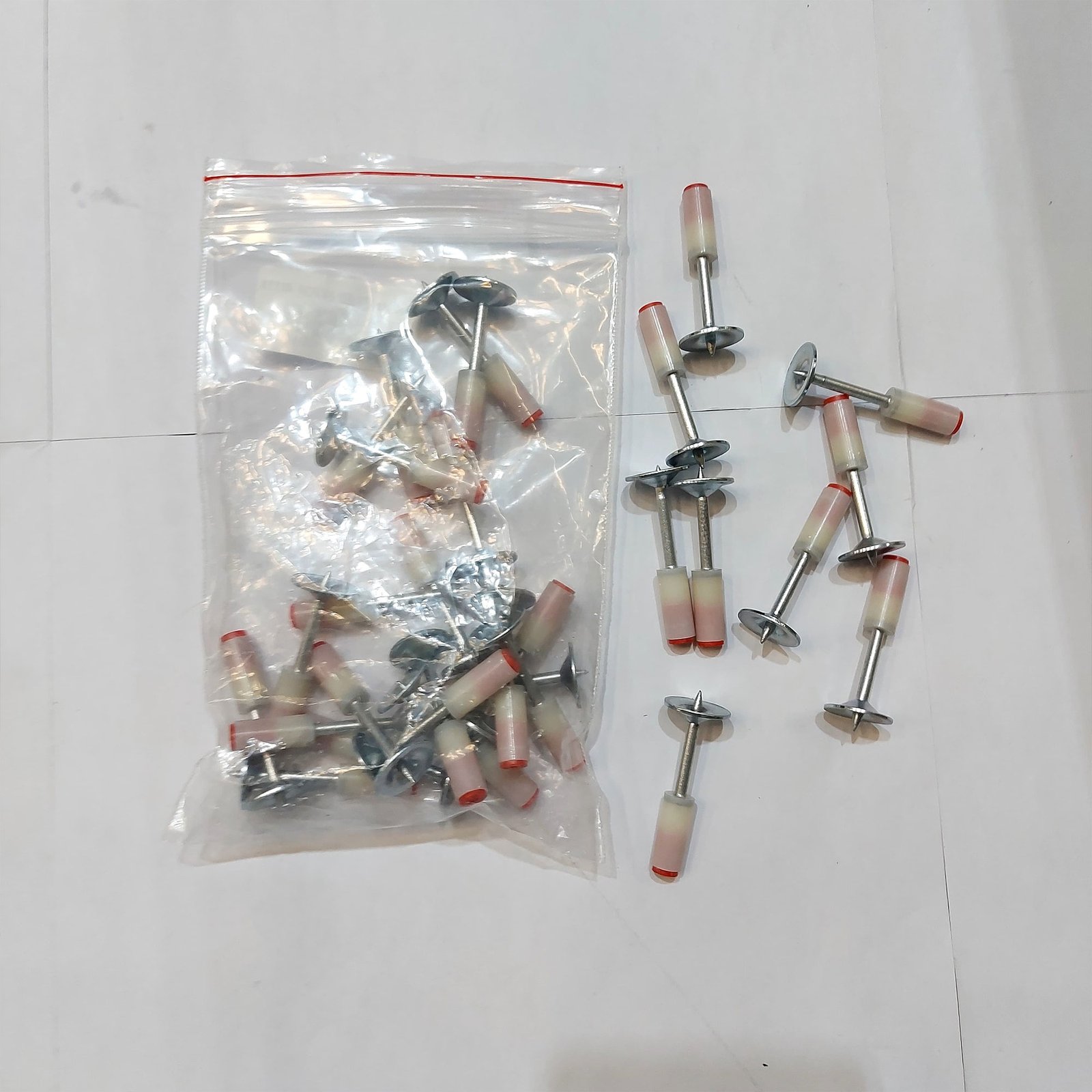 مسدس مسامير + 60مسمار بضمان عام + هدية مجانية - الصورة 2