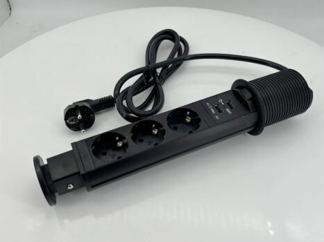 • شريط طاقة قابل للسحب مع محطات شحن USB